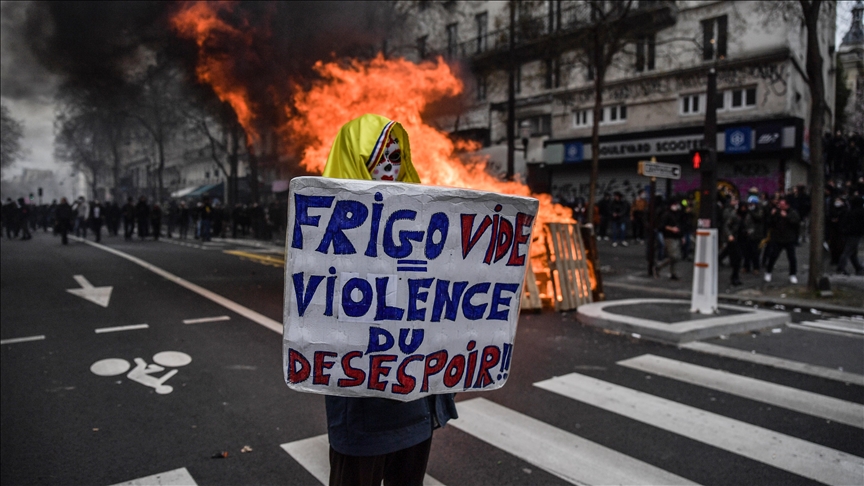 Protestas por reforma a las pensiones en Francia se tornan violentas en París, Burdeos y Lyon