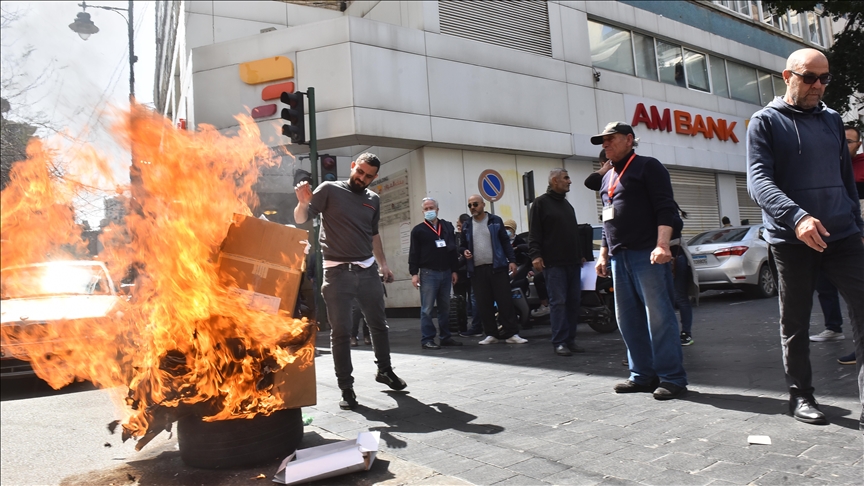 Lebanese protest outside central bank amid economic crisis