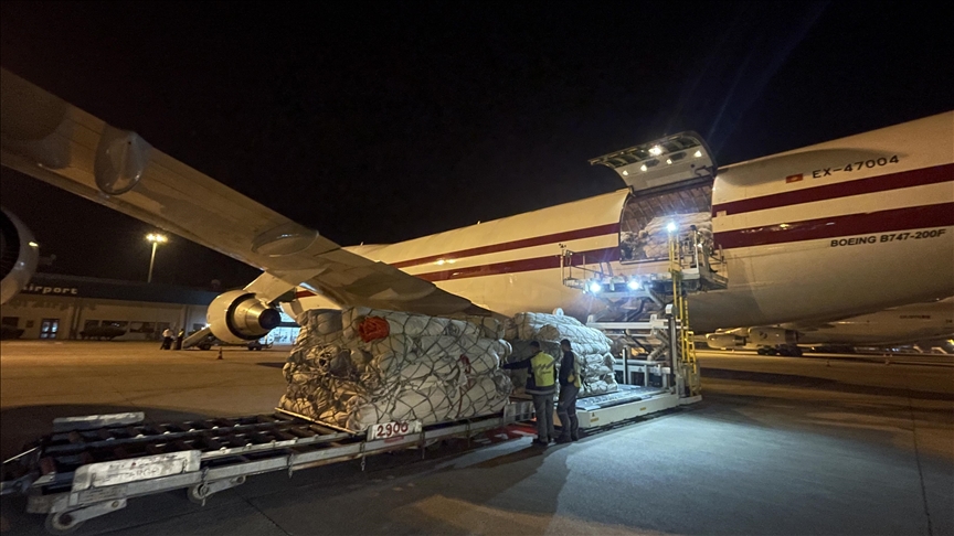 Pakistan'dan deprem bölgesine çadır taşıyan son uçak Adana'ya ulaştı