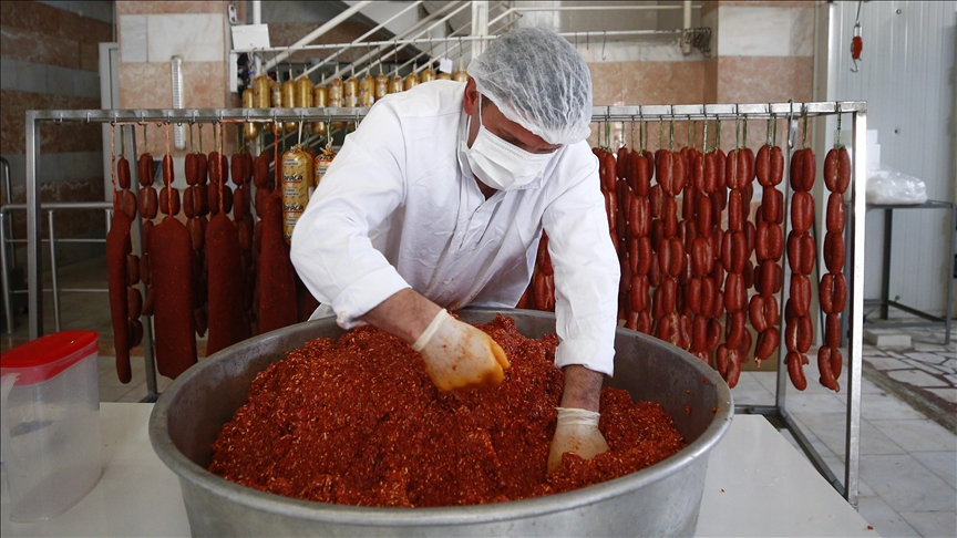 باسترمەی قەیسەری بە نۆ جۆر بەهارات خۆشدەکرێت         