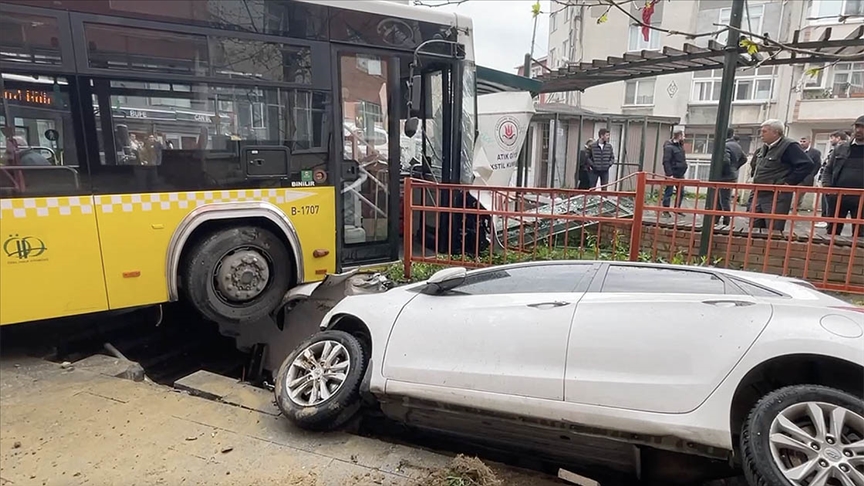 Kağıthane'de  İETT otobüsü park halindeki otomobile çarptı