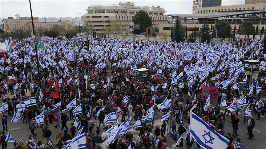 İsrail’de ülke çapında kitlesel protestolara ve grevlere neden olan yargı düzenlemesi ertelendi