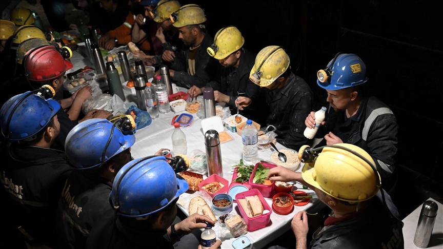 Somalı madencilerin iftar sofrası yerin metrelerce altında kuruluyor 