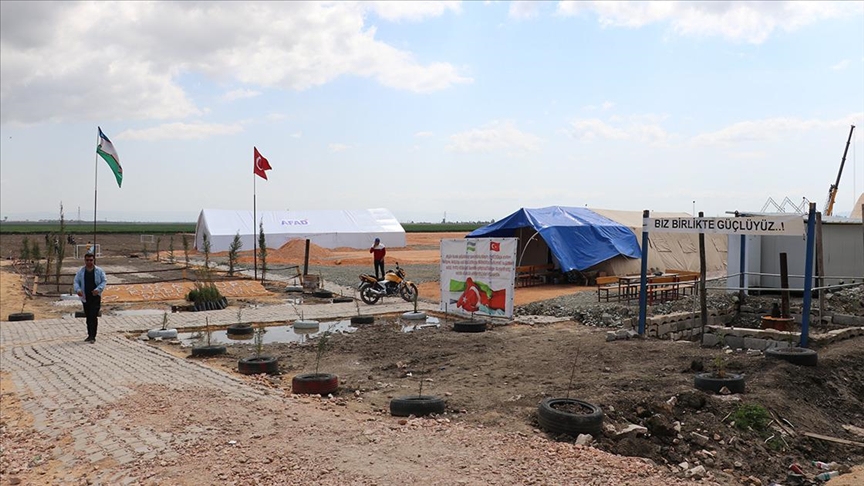 Özbekistan'dan gelen bağışlarla Antakya'da 100 konteyner kuruluyor