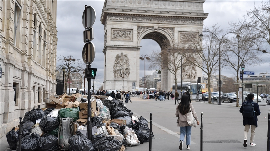 Garbage collectors' walkout causes Paris trash nightmare