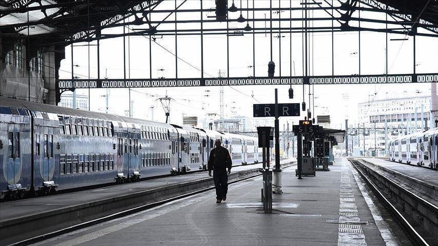 France : des manifestants envahissent les voies à la Gare de Lyon à Paris