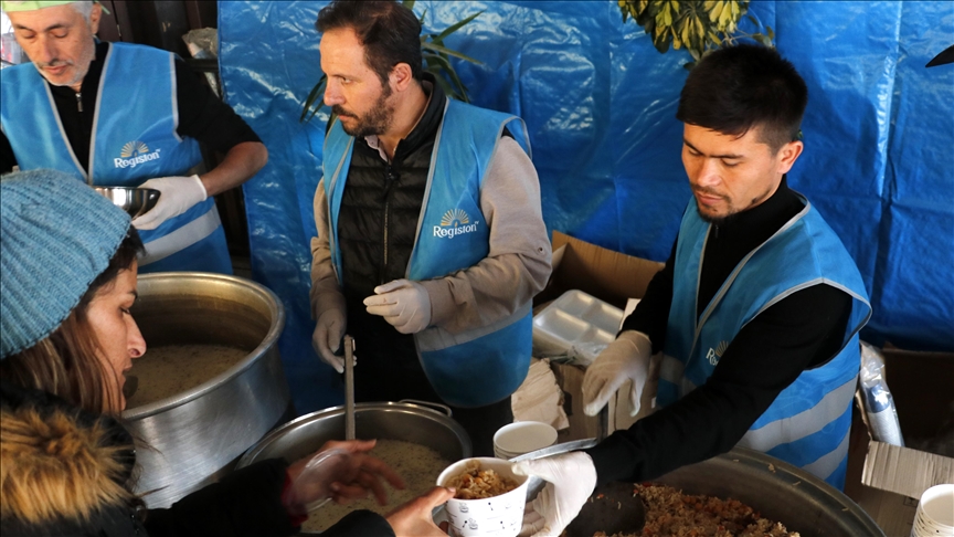 Узбекский плов ежедневно распределяют среди жителей зоны бедствия в Турции