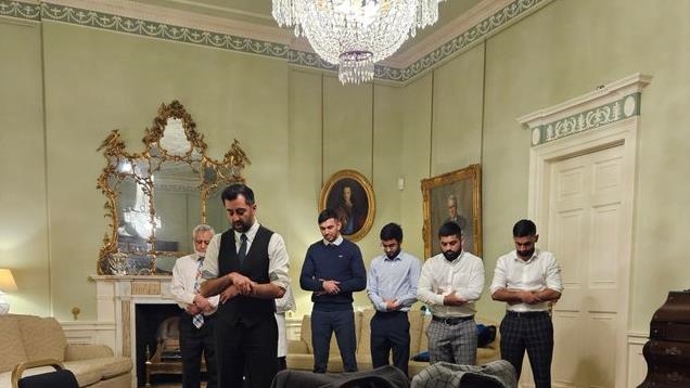 İskoçya'nın yeni başbakanı Yusuf resmi konuttaki ilk gününde namaz kıldırdı