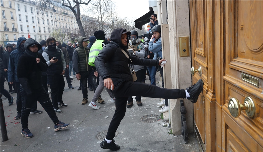 Mass mobilization continues in France