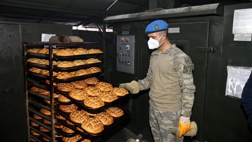 Бойцы спецназа Турции пекут хлеб и пиде для жителей зоны бедствия 