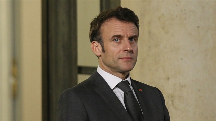 Macron, emeklilik reformu karşıtlarınca yuhalandı