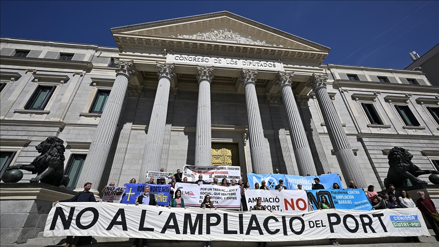 Climate protesters douse Spain’s parliament in red liquid, again