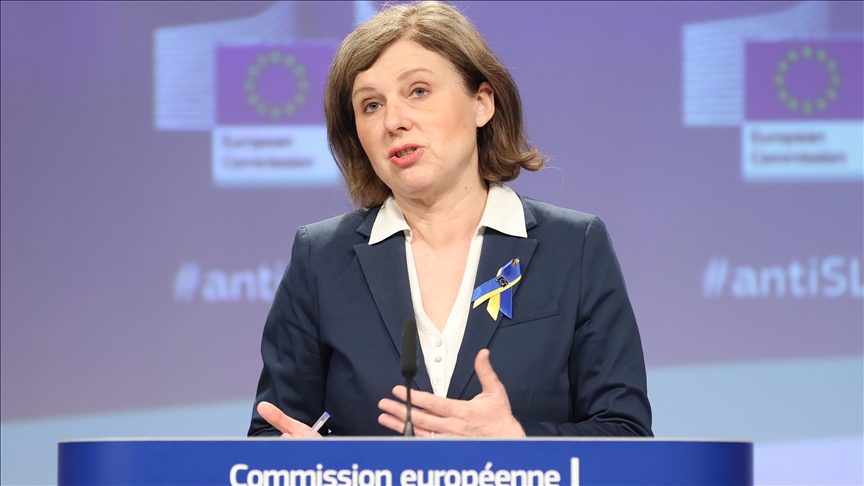 EU commissioner criticizes Greece over problems in justice, media