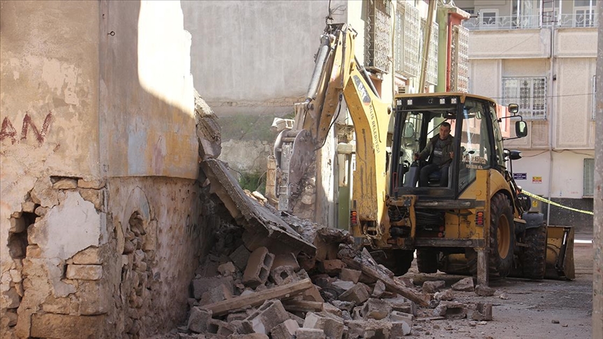 Kilis'te ağır hasarlı binaların yıkımı sürüyor