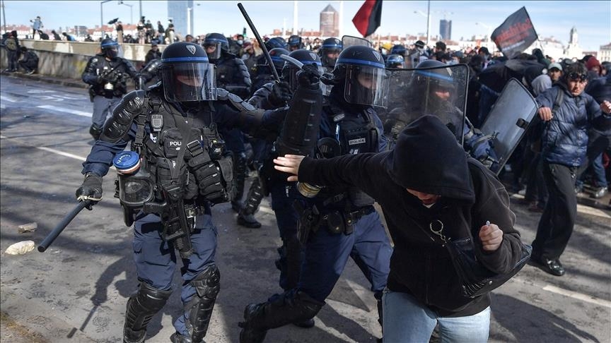 La police française gaze un caméraman d'origine maghrébine et lui dit de "rentrer chez lui"