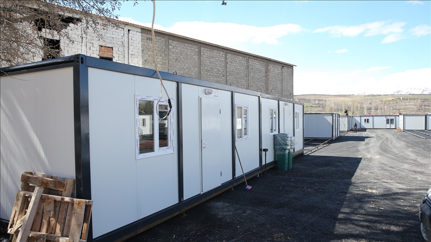 Depremin yıkıma neden olduğu Doğanşehir'de 2 konteyner çarşı kuruluyor 