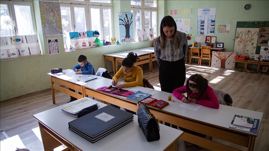 Škola koja život znači: Tri učenika na nastavi u mjestu Idbar kod Konjica