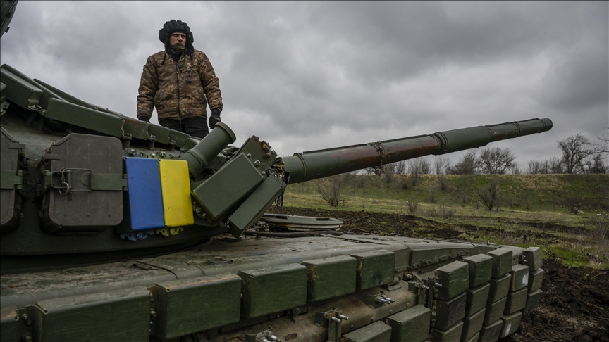 Ukrainian tank crews brush up on training during their down time