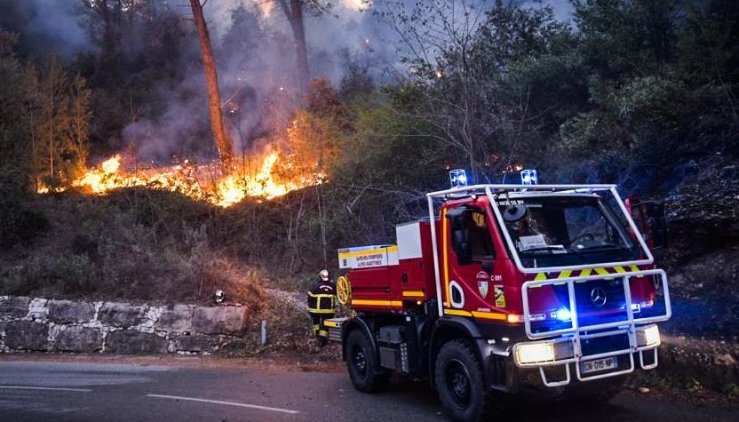 France : Les pompiers tentent de fixer un incendie dans les Alpes-Maritimes
