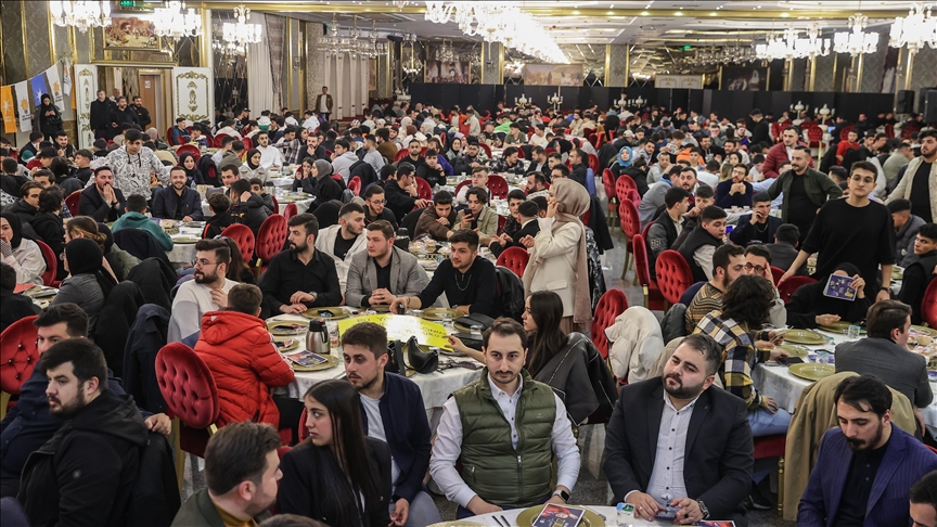 AK Parti, İstanbul’un 39 ilçesinde gençlerle sahur programı düzenledi