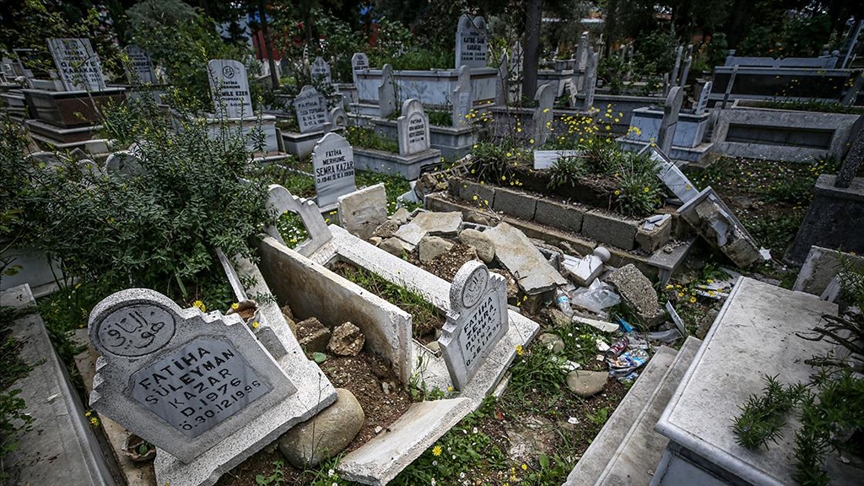 Hatay'daki mezarlıklarda da depremin tahribatı büyük oldu