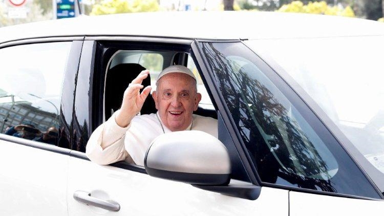 El papa Francisco es dado de alta