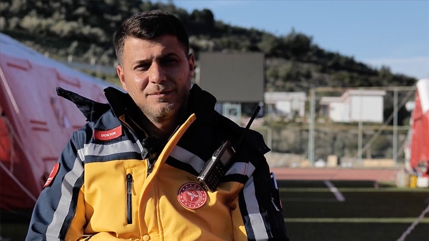 Bakan Koca, deprem bölgesinde görev yapan Dr. Mehmet Tuncay Çimen'in videosunu paylaştı
