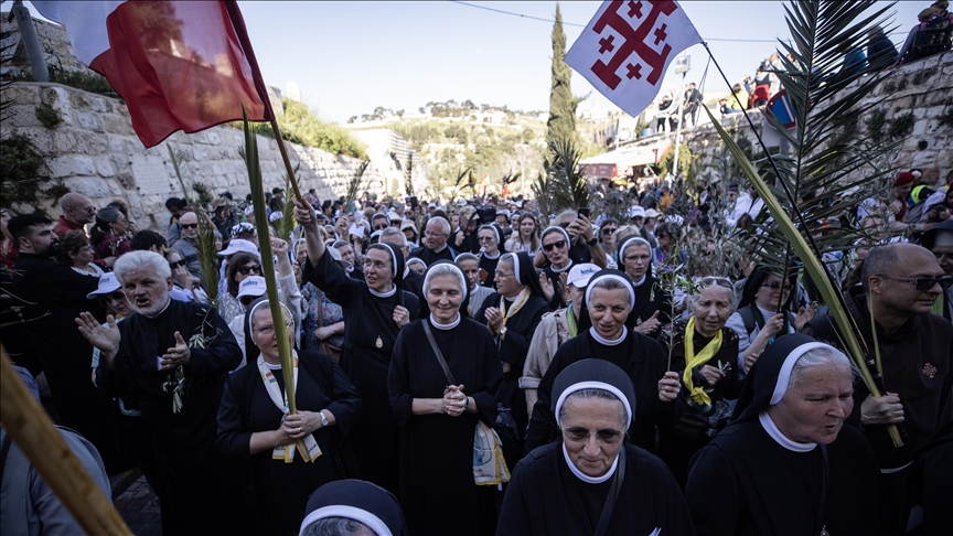 القدس.. آلاف المسيحيين يحتفلون بـ "أحد الشعانين" 