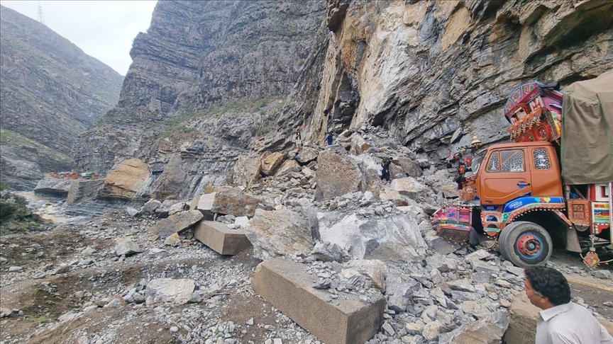 Hundreds of vehicles trapped on key highway due to landslides in southwest Pakistan