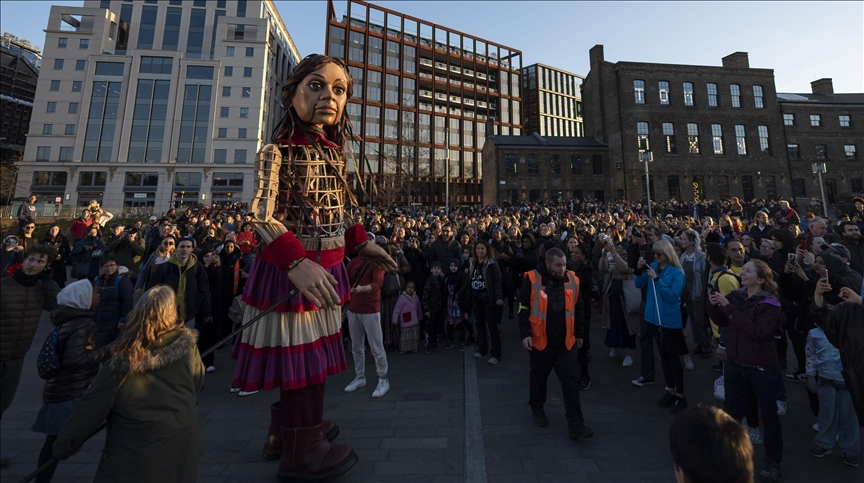 Ratusan orang hadiri parade Ramadan bersama boneka Little Amal di London