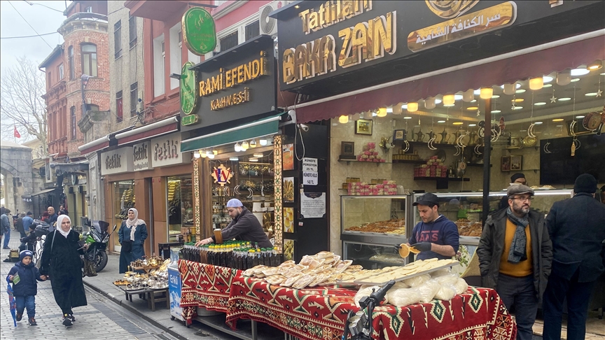 أسواق الفاتح بإسطنبول.. مزيج تركي عربي بديع في رمضان (تقرير)