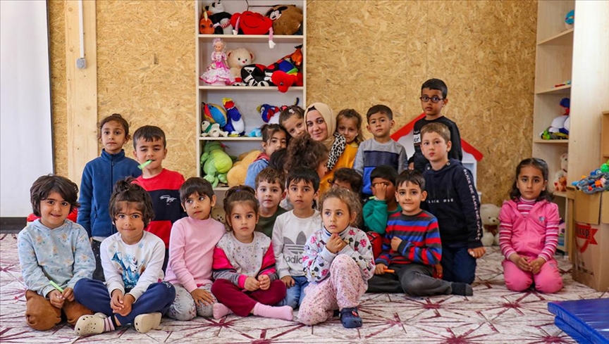 Depremde 4. kattan atlayarak kurtulan öğretmen, depremzede çocuklara moral veriyor