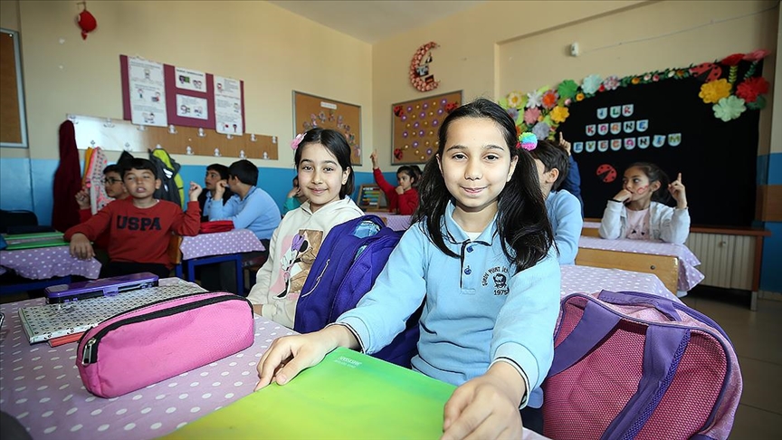 Depremden etkilenen İskenderun'da öğrenciler dersbaşı yaptı