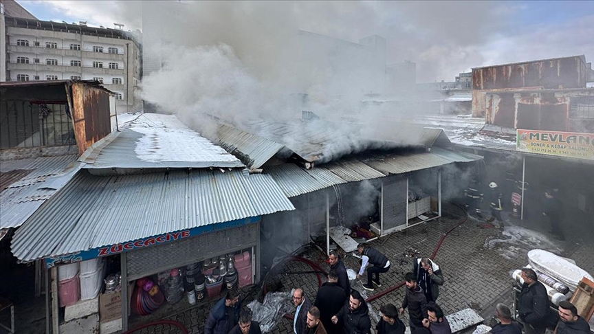 Van'da halk pazarında çıkan yangın kontrol altına alındı