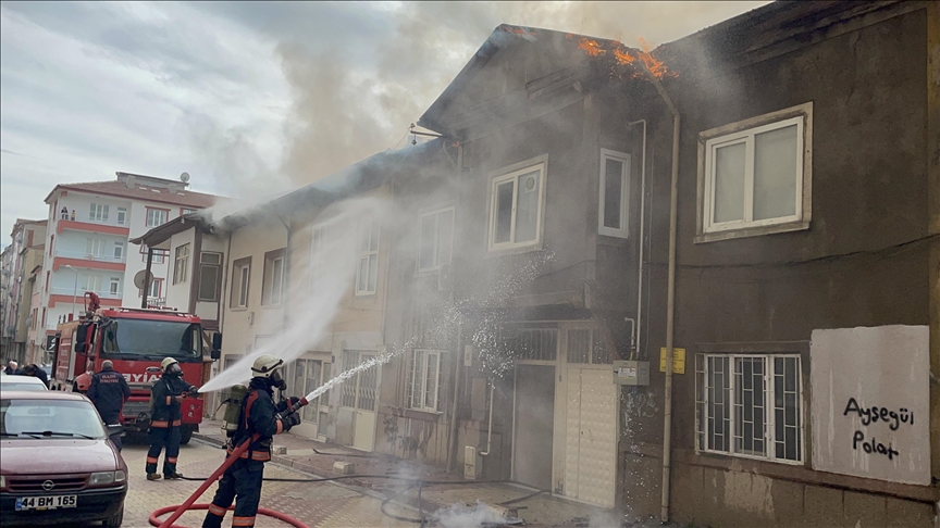 Li Elezîzê agirê ku bi banê xaniyekî ket û pekiya 2 xaniyên li kêlekê hat temirandin