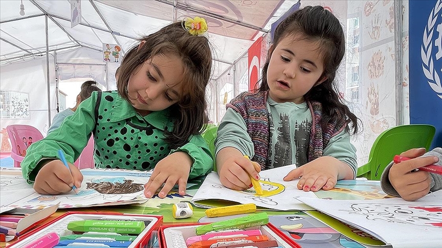 Çocuklar depremin etkisinden oyun ve eğlence ile uzaklaştırılıyor