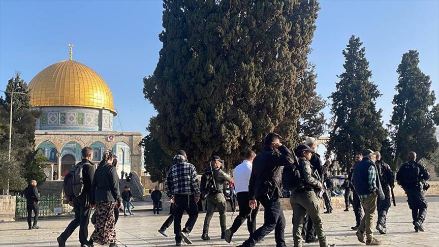 La Policía israelí detiene a más de 350 palestinos en la mezquita Al-Aqsa, Jerusalén