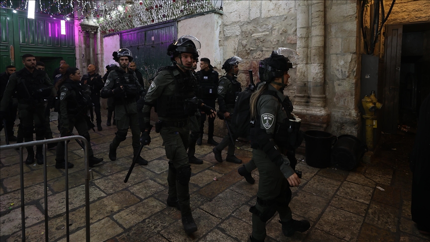 Napad izraelske policije na vjernike u Al-Aksi: Uhapšeno 200 Palestinaca