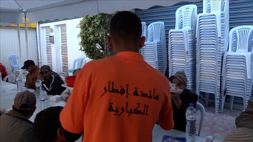 تونس.. مائدة رمضانية تستضيف أفارقة من جنوب الصحراء (تقرير)
