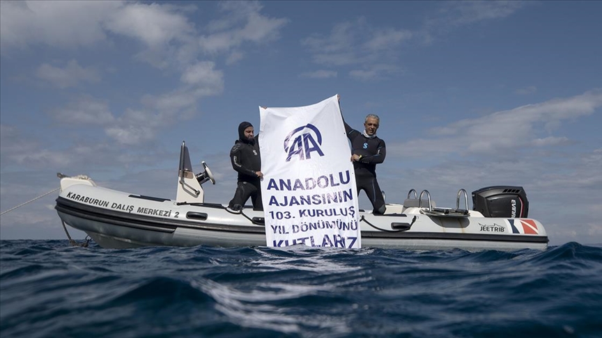 AA'nın 103'ncü kuruluş yıl dönümü su altında açılan pankartla kutlandı