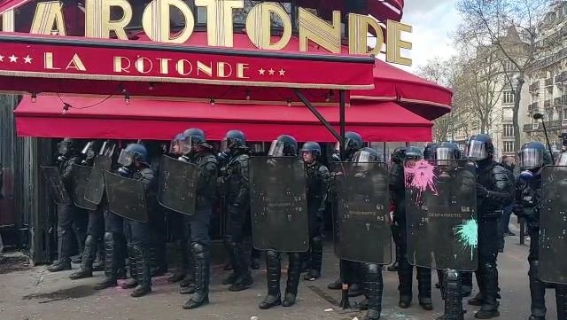France/Manifestation contre la réforme des retraites : premières violences à Paris, la devanture de La Rotonde incendiée