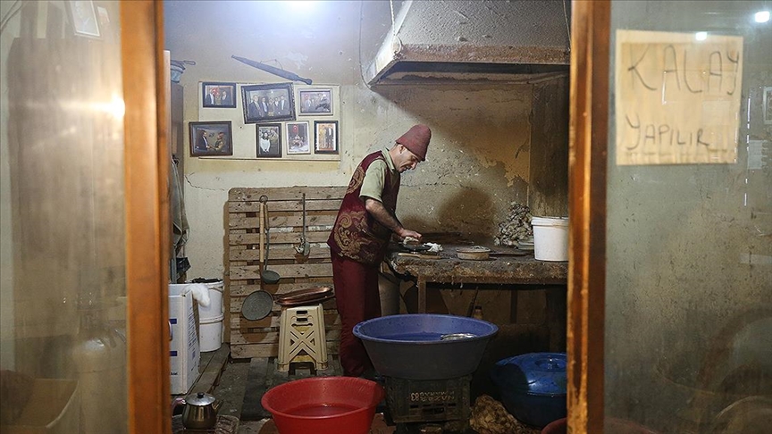 Dükkanlarını açan Maraş Çarşısı esnafı müşteri bekliyor