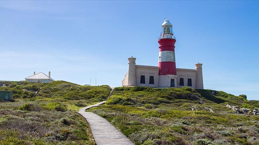 Cape Agulhas, pika më jugore e Afrikës dhe vendi ku kryqëzohen oqeanet