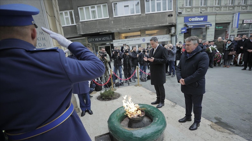 Obilježavanje Dana grada Sarajeva: Položeno cvijeće ispred Vječne vatre