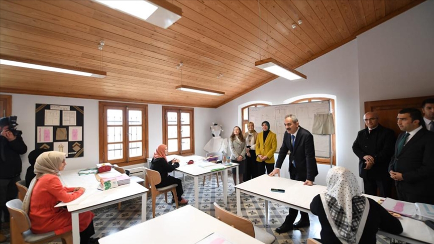 Milli Eğitim Bakanı Özer MEB'in İstanbul'daki ilk moda akademisini ziyaret etti