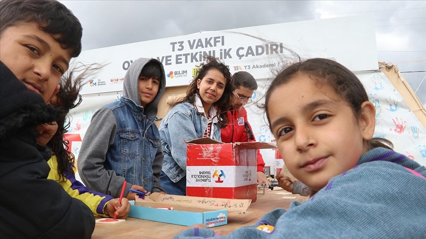Çadır kenttekilerin "Meltem ablası" afetzede çocukların gönlüne dokunuyor
