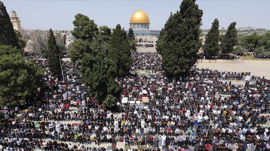 130 ألف فلسطيني يصلون الجمعة الثالثة من رمضان بالأقصى