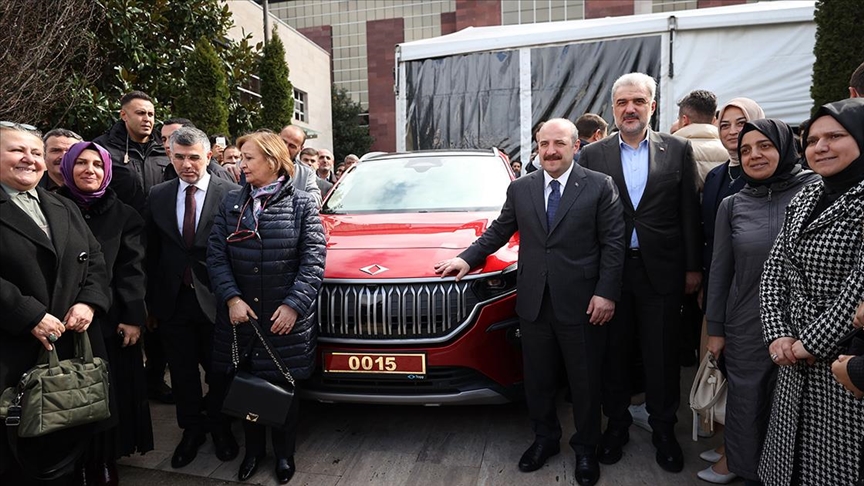 Bakan Varank Sultanbeyli'deki programlarına Togg T10X ile geldi 