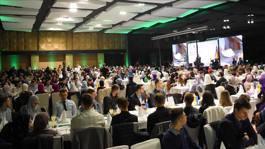 Sarajevo: Više od 1.000 mladih na iftaru s reisul-ulemom IZ u BiH