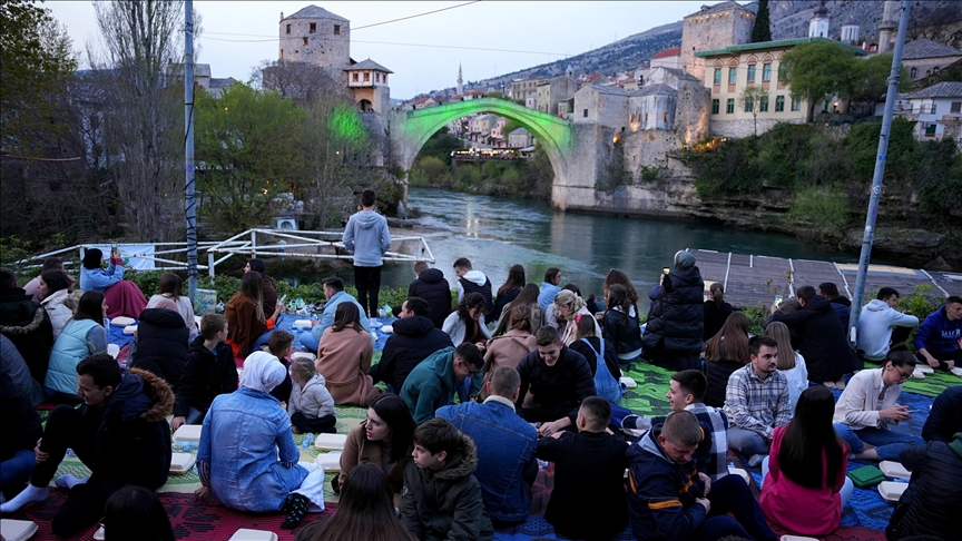 BiH: U Mostaru ispod Starog mosta iftarilo 1.300 postača